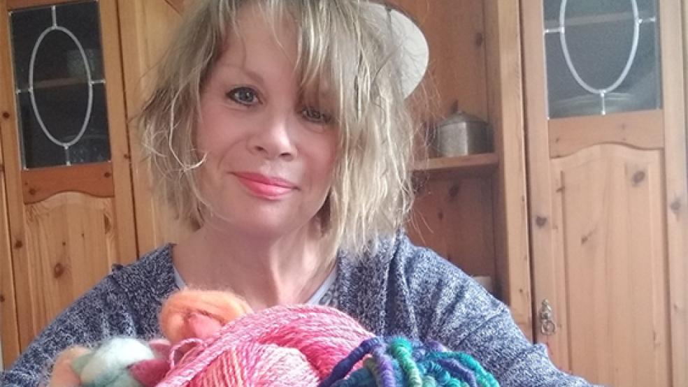 Claudia Rath begeistert sich für das Spinnen am Spinnrad. Der Fantasie seien dabei keine Grenzen gesetzt.  © Foto: privat