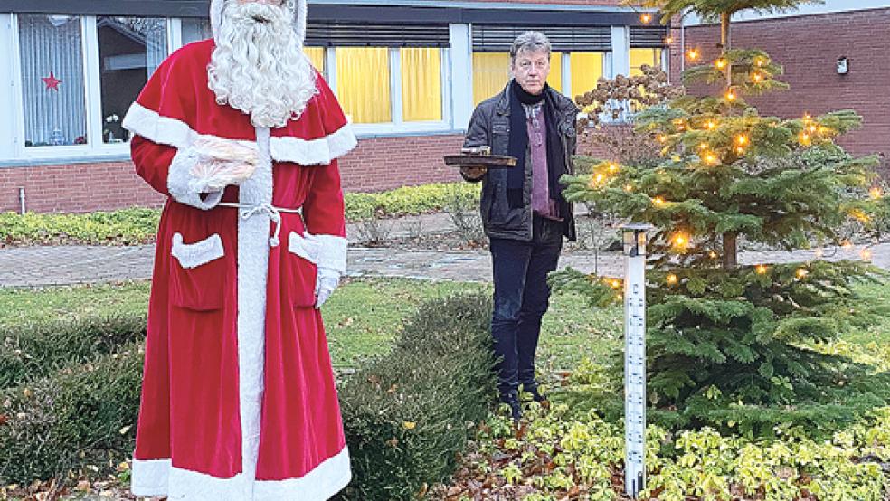 Der Besuch des Nikolaus im Altenzentrum Rheiderland in Weener hat eine 40-jährige Tradition. Heimleiter Andreas Cramer freute sich, den »Sünnerklaas« begrüßen zu können.  © Foto: Kuper
