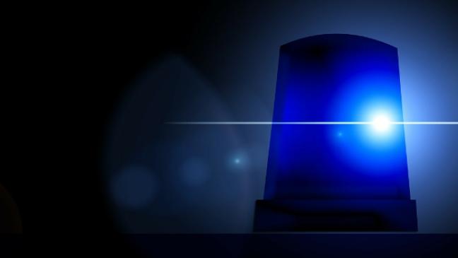 Auto prallt gegen Baum