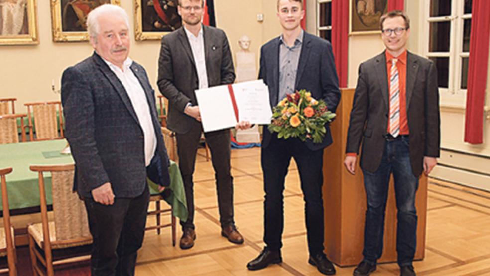 Im historischen Ständesaal erhielt Jann Keno Grundmann die Auszeichnung. Mit ihm freuten sich <br />Landschaftspräsident Rico Mecklenburg, Landschaftsdirektor Dr. Matthias Stenger und Dr. Michael Hermann, Archivdirektor beim Landesarchiv Aurich (von links)  © Foto: Landschaft
