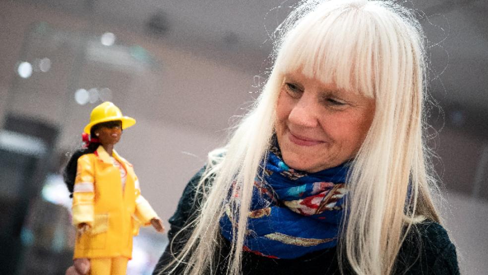 Bettina Dorfmann, Barbie-Puppen-Sammlerin, baut die Ausstellung »Busy girl - Barbie macht Karriere« im Ostfriesischen Landesmuseum in Emden auf. Die Barbie-Puppe ist in fast jedem Kinderzimmer zu finden. © Foto: Schuldt (dpa) 
