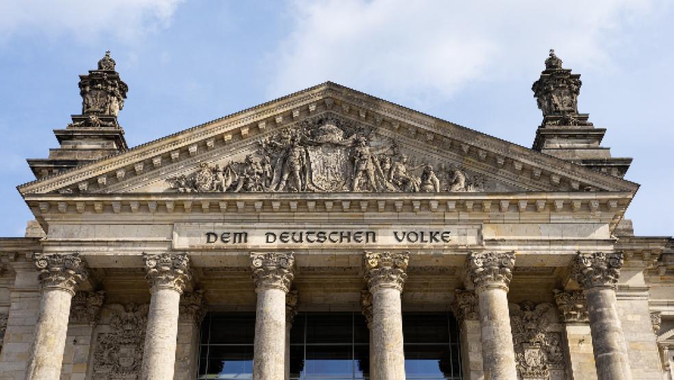 Mit dem Blick auf den Deutschen Bundestag in Berlin und den heutigen Regierungswechsel: Wie bewerten Kommunalpolitiker der drei »Ampel«-Partner den Koalitionsvertrag und die Verteilung der Minsterämter? Die RZ hat Jens Völker aus Bunde (FDP), Heinz Dieter Schmidt aus Bingum (SPD) und Hannes Mörtel aus Möhlenwarf (Grüne) nach ihren Hoffnungen und ihren Befürchtungen gefragt. © Foto: Pixabay (Symbolbild)