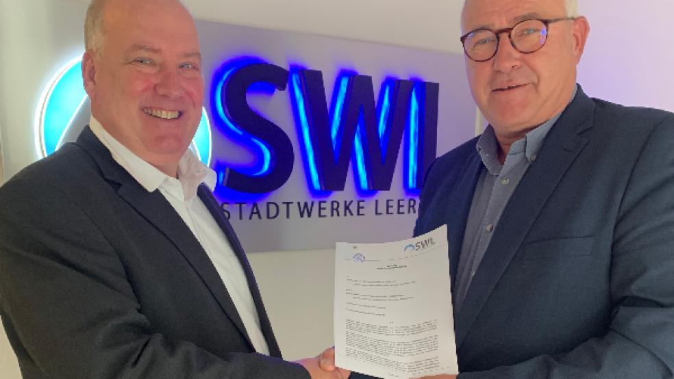 Im September 2019 einigten sich der damalige Stadtwerke-Chef und jetzige Leeraner Bürgermeister Claus-Peter Horst (links) und Jemgums Bürgermeister Hans-Peter Heikens auf einen Kooperationsvertrag zur Bekämpfung von Gestank. © Foto: Stadtwerke Leer (Archiv)