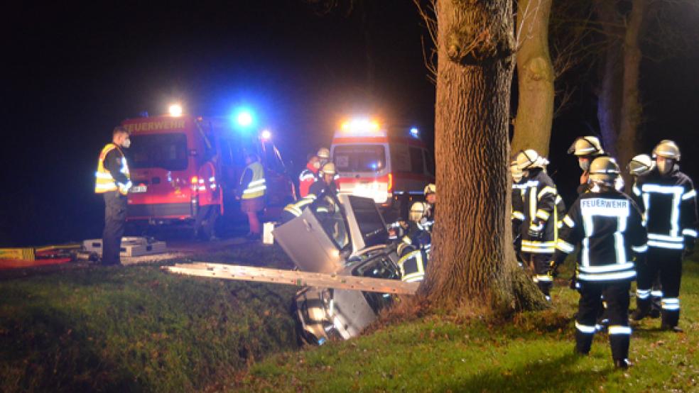 In den Graben der Straße Vorm Moor fuhr am Dienstagnachmittag der Fahrer eines Ford Focus in Strücklingen. Der Mann wurde im Auto eingeklemmt. Nach Angaben der Polizei war der Autofahrer einem Reh ausgewichen.  © Foto: Fertig