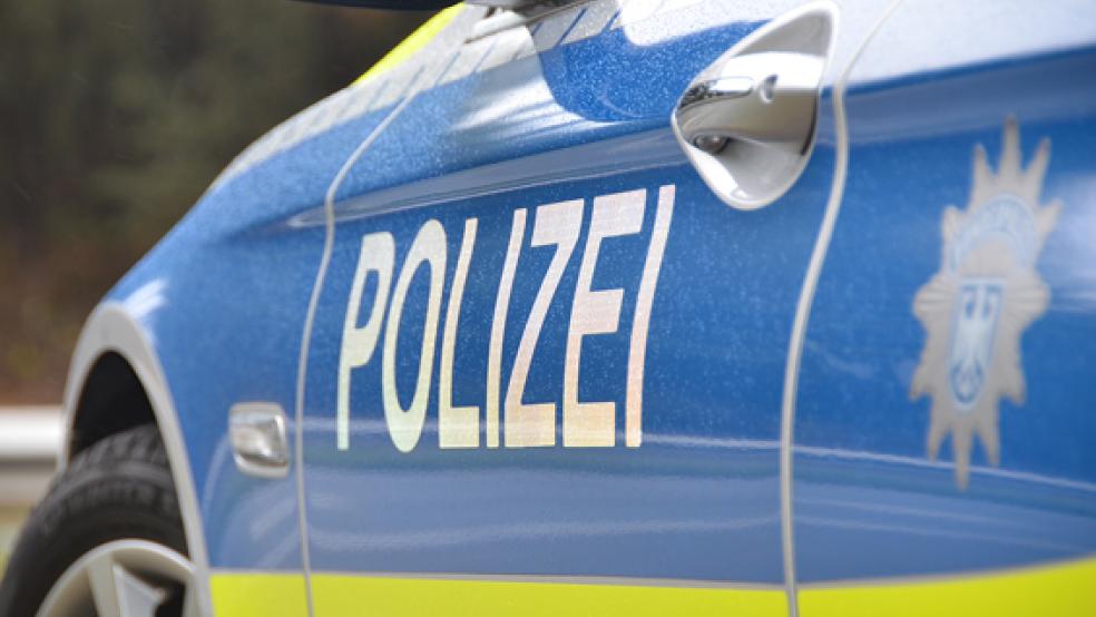 Die Polizei sperrte in Wiesmoor die Umgebung weiträumig ab, nachdem ein Jungbulle aus einem Transportanhänger auf einem Betriebsgelände ausgebrochen war.  © Foto: Archiv