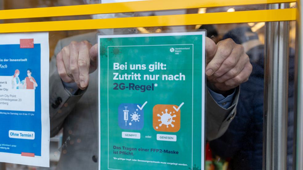 Auf einem Schild am Eingang eines Geschäftes wird auf die einzuhaltende 2G-Regel für Kunden hingewiesen.  © Symbolfoto: dpa
