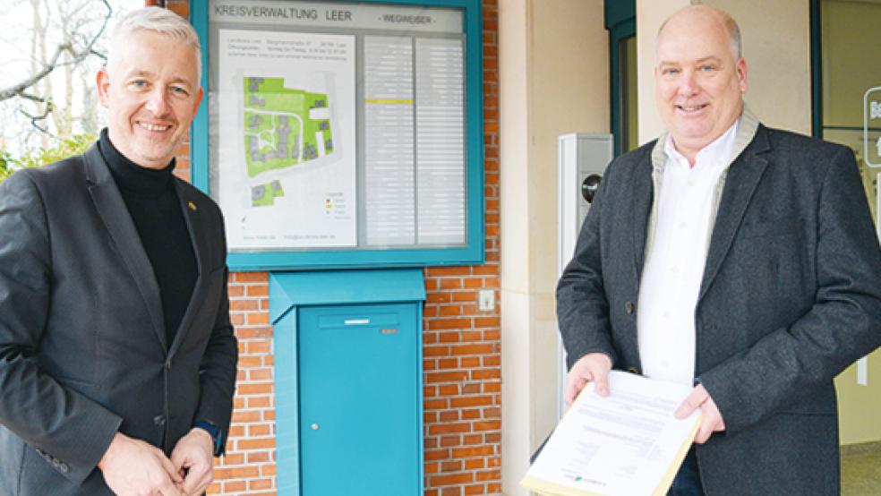 Landrat Matthias Groote zusammen mit Bürgermeister Claus-Perter Horst, er hält den Förderbescheid in Händen.  © Foto: Landkreis Leer