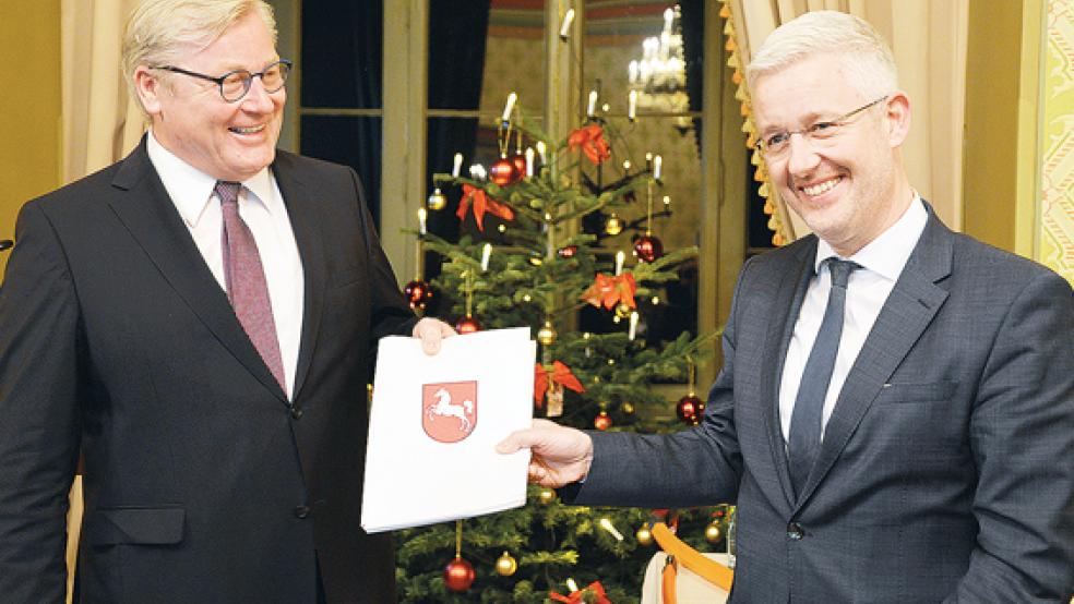 Minister Dr. Bernd Althusmann (links) beim Ortstermin in Leer mit Landrat Matthias Groote und den Förderbescheiden.<br />  © Foto: Landkreis Leer