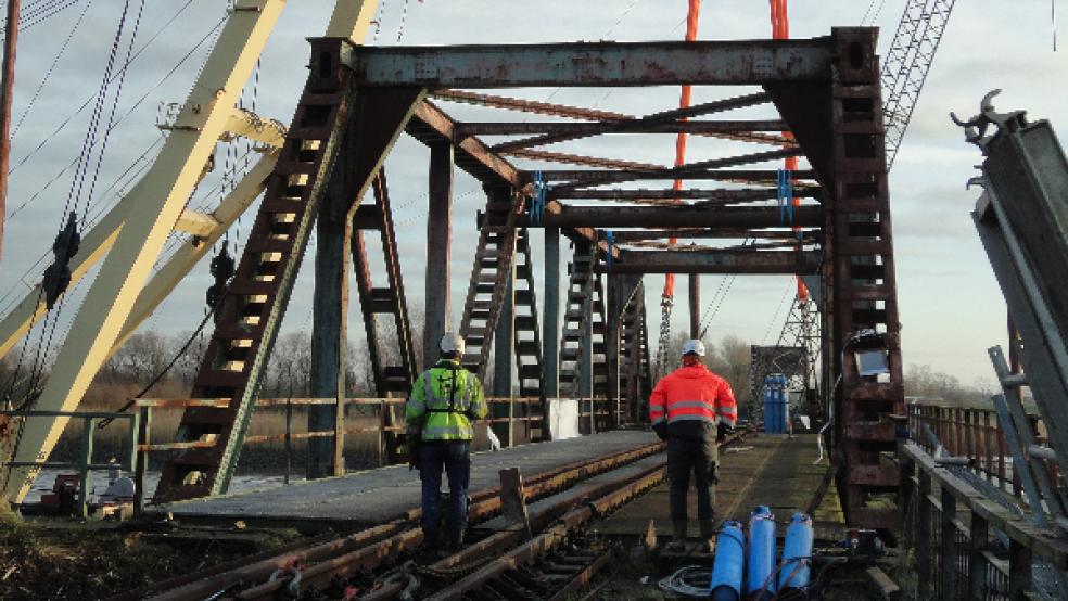 Auf der Friesenbrücke sind die gestern unterbrochenen Arbeiten zum Aushub des Überbau-Segments heute wieder angelaufen. © Foto: Klüß