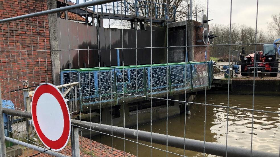 Der Übergang an der Schleuse in Weener wird in der kommenden Woche aufgrund von Wartungsarbeiten gesperrt. © Foto: Stadt Weener