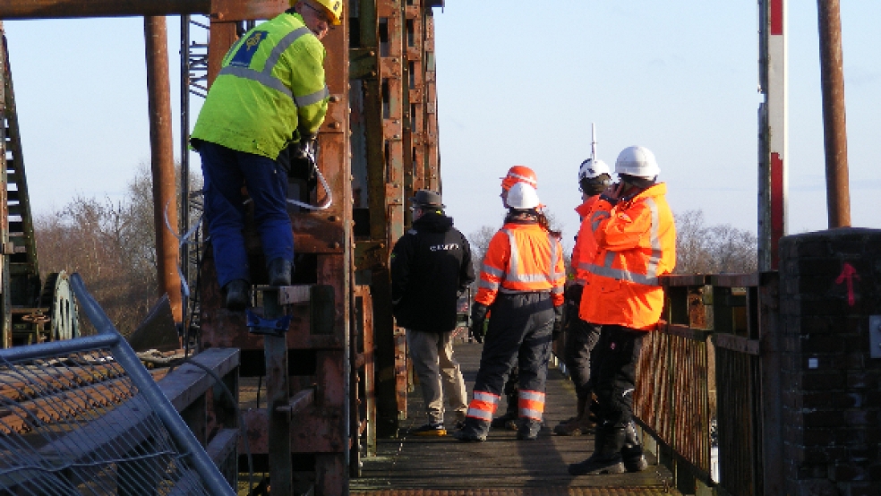 Die Arbeiter der Firma Depenbrock räumten am Freitagmittag das Feld. Wann es auf der Friesenbrücke weitergeht, ist noch offen. © Foto: Szyska