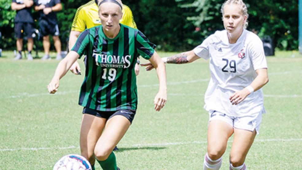 Jana Pastorek (am Ball) studiert an der Thomas University in Georgia. Ihr Studium finanziert die Ostfriesin mit einem Fußball-Stipendium.  © Foto: privat