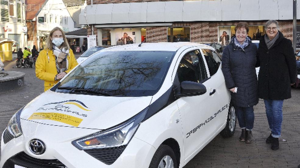 Marlene Schwill von der Werbegemeinschaft (links) überreichte den Toyota Aygo an Gewinnerin Doris Eims aus Critzum (rechts), die mit ihrer Freundin Maria Spekker zur Übergabe kam. © Foto: Wolters