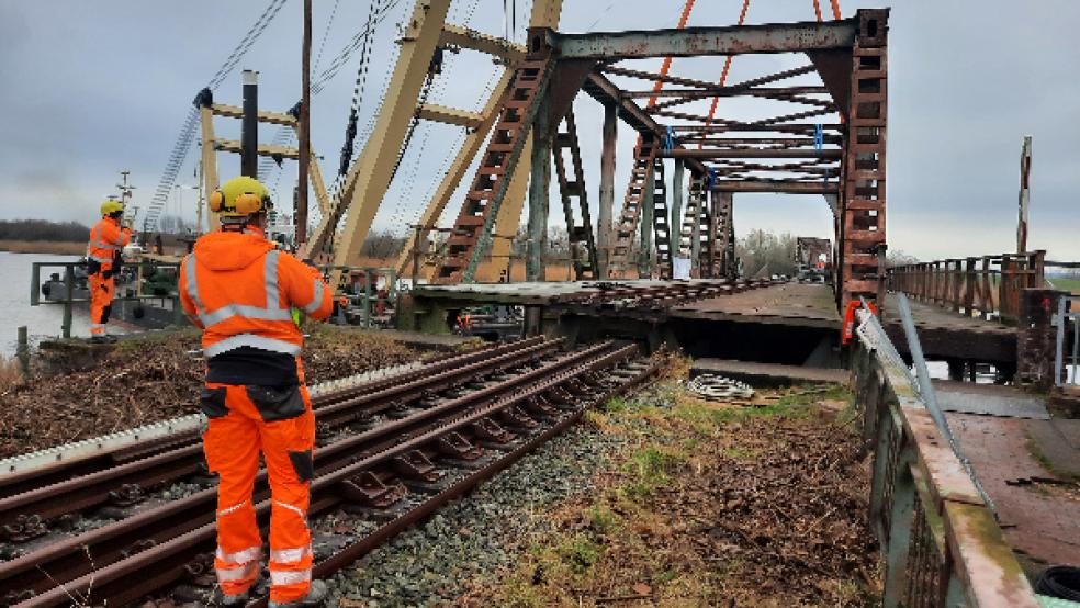 Der Moment der Hoffnung: Am Donnerstagnachmittag hob der Schwimmkran »Enak« das Überbau-Segment der Friesenbrücke auf Weeneraner Seite an. Doch auf dem Brückenpfeiler neben dem Fahrwasser gelang das nicht. © Foto: Szyska