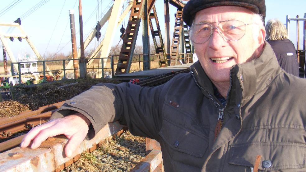 Willi Stindt verfolgt die aktuellen Arbeiten an der Friesenbrücke mit großem Interesse. Als Sohn der Betreiber der ehemaligen Jugendherberge in der Friesenstraße wuchs er ganz in der Nähe auf und erlebte als Kind die Sprengung gegen Ende des Zweiten Weltkriegs und den späteren Wiederaufbau. © Foto: Szyska