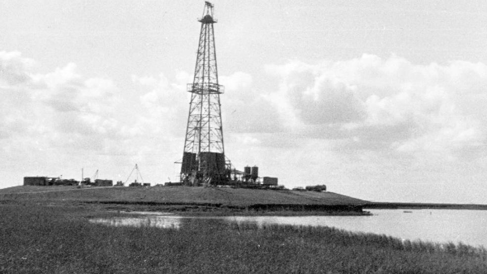 Auch im Rheiderland wurde mehrfach nach Erdgas gesucht. Das Foto aus dem September 1964 zeigt das »Bohrgerät 69« der Firma Wintershall bei der Erdgasbohrung »Jemgum 2« auf der Bohrinsel in Dkysterhusen. © Foto: Klemme (Firmenarchiv Wintershall)