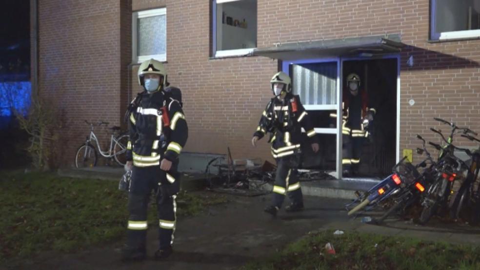 Kurz nach Mitternacht gab es einen Großeinsatz in einem Wittmunder Mehrfamilienhaus.  © Foto: André Van Elten/DPA