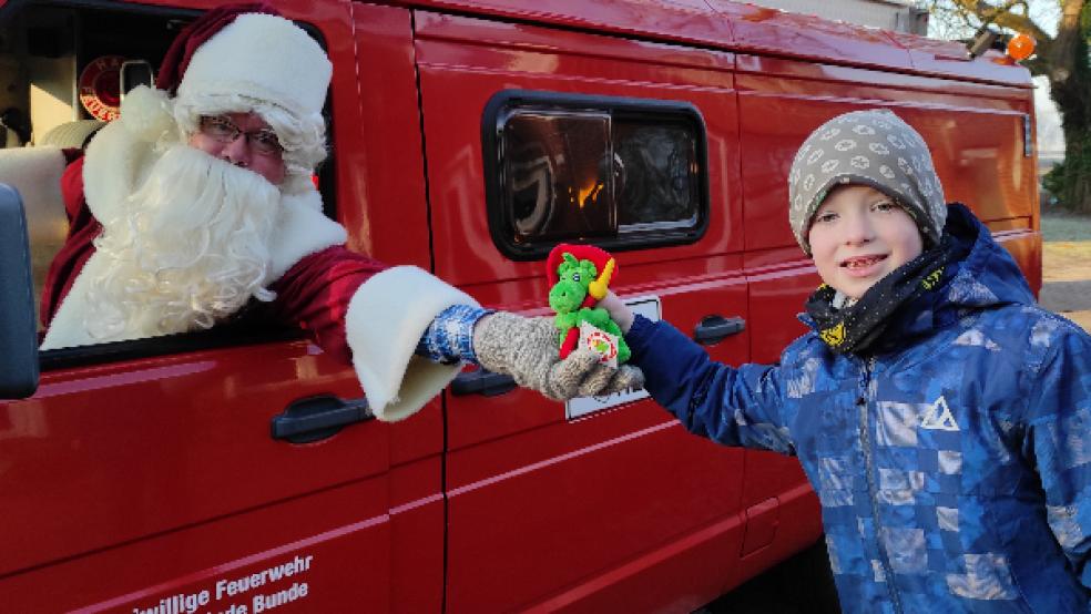 Der Weihnachtsmann war am Wochenende in Bunderhee im Einsatz. © Foto: Himstedt