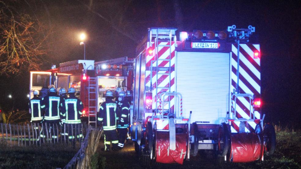 Mit mehreren Einsatzwagen rückte die Feuerwehr Weener gestern nach Kirchborgum aus. © Foto: J. Rand/Feuerwehr