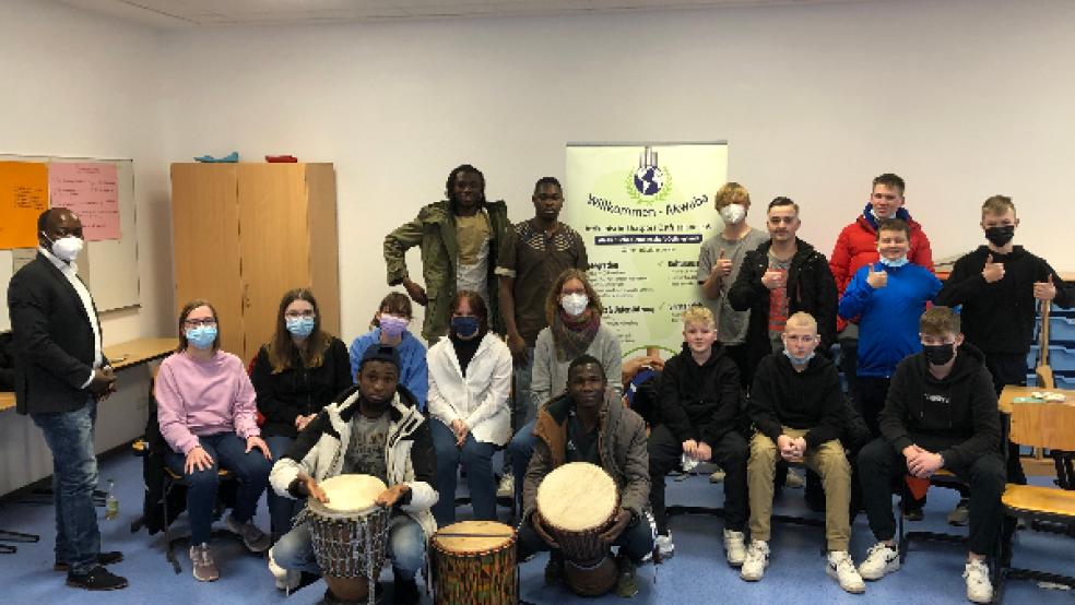 Die fünf gebürtigen Ivorer Ali Kone (links), Chaka Konate, Abdramane Banhoro (hinten von links) sowie Moussa Sylla und Gaoussou Karaboue (vorne von links mit den Trommeln) vom Verein »Afrikanische Diaspora Ostfriesland« folgten der Einladung der Weeneraner Oberschüler und ihrer Lehrerin Sabrina Koetsier und sprachen mit ihnen über Kolonialismus und Rassismus. © Foto: Oberschule Weener