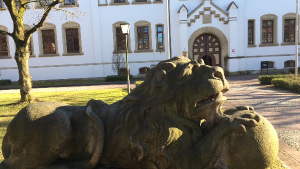 Bis die Kammer in Aurich alle Prozessbeteiligten begrüßen konnte, gingen fast vier Stunden ins Land. Ein Hauptangeklagter, der im Rollsthul sitzt, war der Grund für die Verspätung.  © Foto: Boelmann 