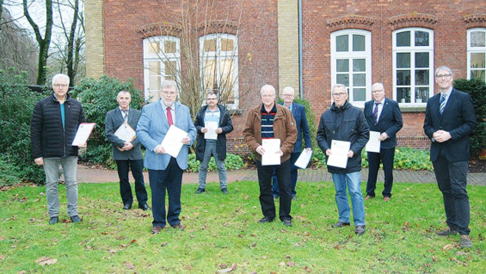 Für die kommenden fünf Jahre ernannt hat Bürgermeister Heiko Abbas (rechts) am Montag die Ortsvorsteher der Ortschaften in Weener. Im Bild von links Friederich Sap, Garrelt Janssen, Hinrich Sap, Andreas Silze, Gerrit Dreesmann, Broer Wübbena-Mecima, Hans-Ludwid Timmer und Bernhard Siemons.  © Foto: Hoegen