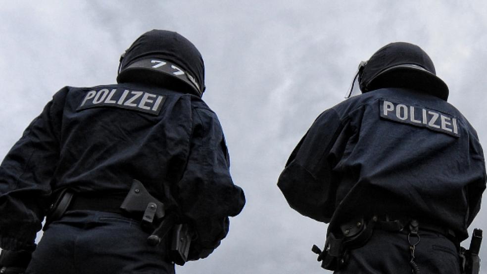 Bereitschaftspolizisten aus Oldenburg unterstützten die Beamten der Polizeiinspektion Leer/Emden. © Foto: Steffen/dpa (Symbolbild)