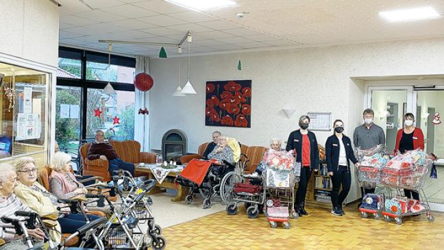 Süßigkeiten und Kuschelsocken für Altenzentrum-Bewohner