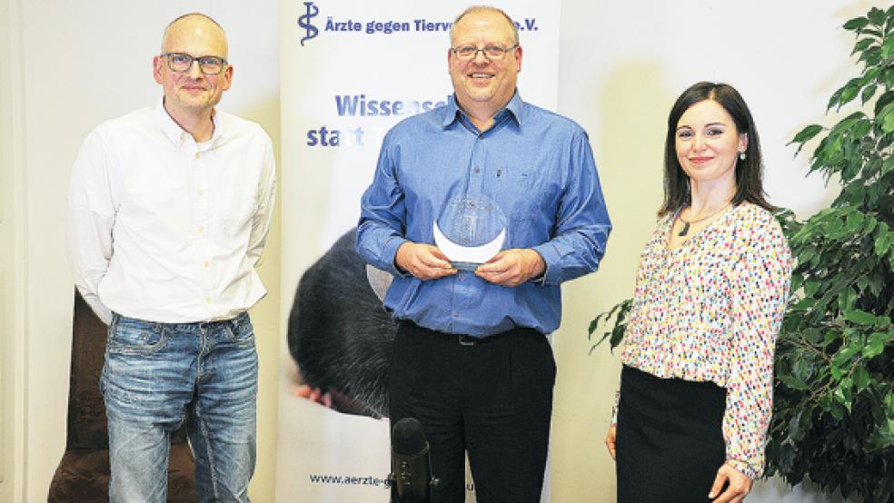 Claus Kronaus (links), Geschäftsführer des Vereins Ärzte gegen Tierversuche, Preisträger Dr. Wolfgang Boomgaarden und Dr. Dilyana Filipova, Wissenschaftlerin bei Ärzte gegen Tierversuche.  © Foto: Ärzte gegen Tierversuche