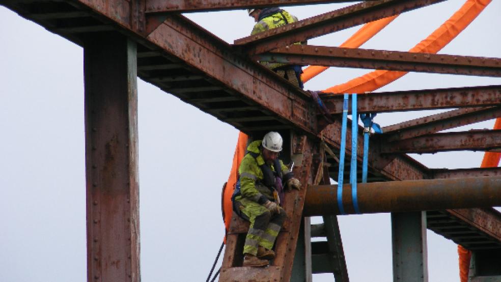 Arbeiter der Firma Depenbrock wollen am Mittwochmorgen ab 7 Uhr einen neuen Versuch unternehmen, das Überbau-Segment der alten Friesenbrücke auszuheben. © Foto: Szyska