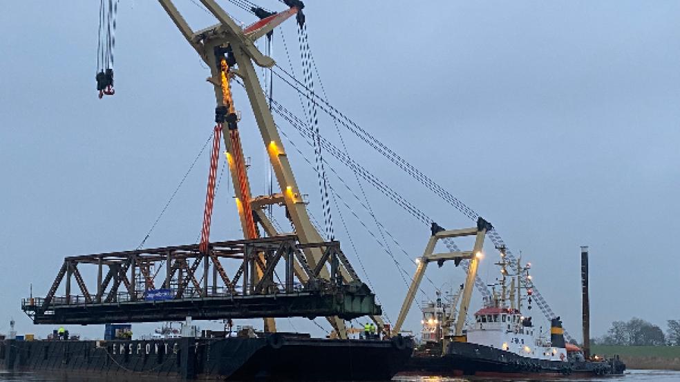 Es ist vollbracht: Das Überbau-Segment der Friesenbrücke auf Weeneraner Seite der Ems wurde am Mittwochmorgen erfolgreich ausgehoben. © Foto: Hanken