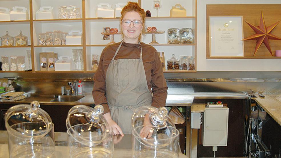 An dieser Theke bedient Leonie Paffen jeden Sonnabend im Eiscafé »Venezia« an der Westerstraße in Weener die Kunden ihrer Pop Up Patisserie. In der Auslage steht auch ihr Meisterbrief (oben rechts). Bis Sonnabend werden noch viele Köstlichkeiten in der Backstube zum Verkauf kreiert.  © Hoegen (5) / privat