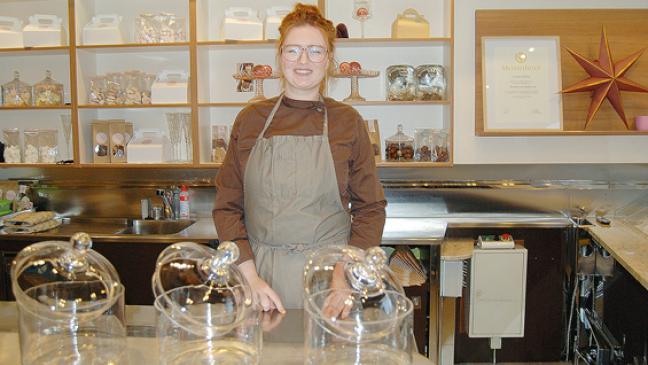 Sie macht sich ihre zuckersüße Welt