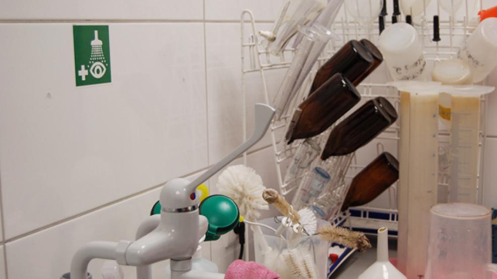 Die Aufbereitung von Abwässern ist aufwändig: Hier ein Blick in das Labor des Betriebsgebäudes des Klärwerkes in Weener.  © Foto: Hoegen