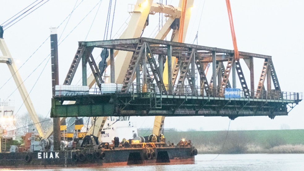 Brücke am Haken: Deutschlands größter Schwimmkran »Enak« hob heute Morgen das Überbau-Element auf Weeneraner Seite der Ems.  © Fotos: Hanken