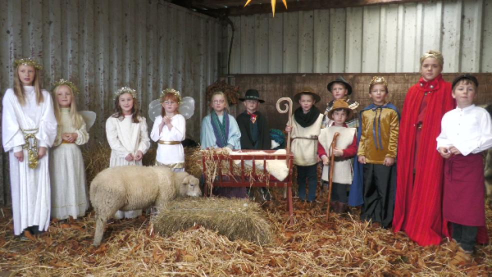 Maria und Joseph, die Hirten und Könige, die Engel und der Wirt sorgen auf dem Emsdeich und an anderen Schauplätzen in Bingum dafür, dass die Weihnachtsgeschichte wieder mit Rheiderländer Flair erzählt wird. © Foto: Kirchengemeinde