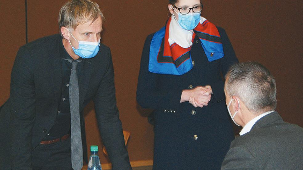 Kurz vor Beginn der Ratssitzung im Gespräch: Erster Stadtrat Hermann Welp, Fachbereichsleiterin Xenia Nording und Ratsvorsitzender Garrelt Janssen (sitzend).  © Foto: Hoegen