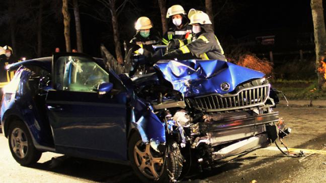 86-Jährige fährt mit Auto gegen Baum