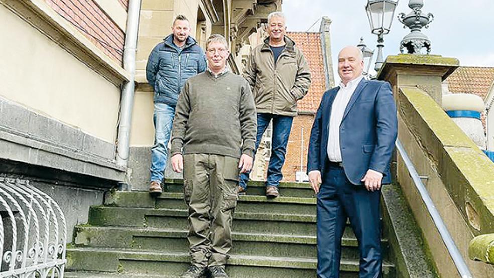 Die neuen Herolde: Von links Michael Alsdorf (Trommler), Ausrufer Hinrich Behrens, der gebürtige Bingumer Reemt Reemtsema (Hellebardenträger) und Bürgermeister Claus-Peter Horst.  © Foto: Stadtwerke Leer