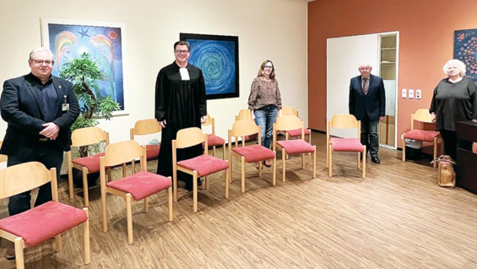Bei der Weihnachtsfeier: Von links Holger Glienke, Daniel Metelerkamp, Katharine Groen, Jakobus Baumann und Francien Janse-Balzer.  © Foto: Klinikum