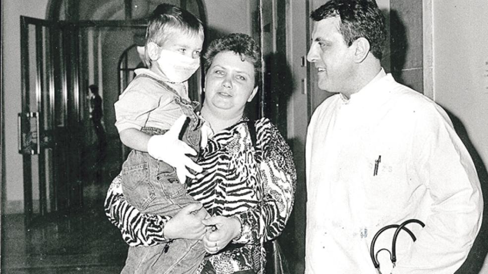 Vor fast 35 Jahren wurde Stefan Böök in einer Berliner Spezialklinik ein Spenderherz transplantiert. Das gab es zuvor in ganz Deutschland noch nicht. Auf dem Foto ist er mit seiner Mutter und Professor Hetzer zu sehen.  © Fotos: privat