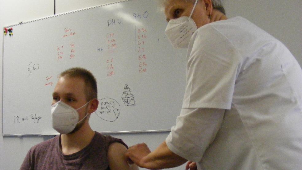 Der 22-jährige Filip van Valen aus Rhauderfehn ließ sich in Weener von Ulrike Freese aus Großefehn impfen. © Foto: Szyska