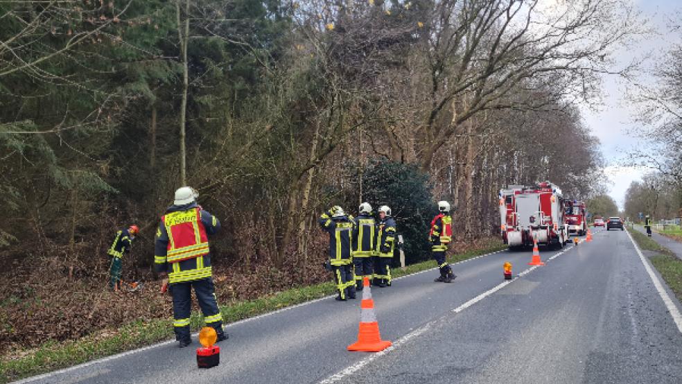  Die Oldersumer Straße war gestern Nachmittag für die Zeit des Einsatzes voll gesperrt.  © Foto: Feuerwehr