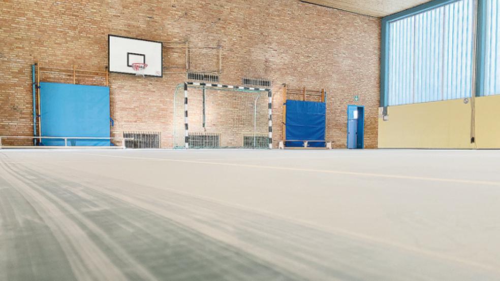 Ein weißer Belag liegt auf dem gesamten Turnhallenboden der Greta-Schoon-Schule in Weener. Die Entfernung ist aufwändig und wird noch diese Woche von einer Fachfirma übernommen.  © Foto: privat
