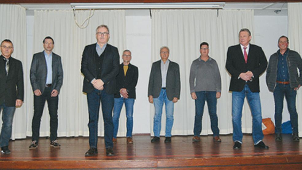 Der neue Verbandsausschuss des Wasserversorgungsverbandes (von links): Garrelt Janssen, Günter Geerdes, Verbandsvorsitzender Helmut Geuken, Christian Reck, Friederich Sap, Sönke Eden, Verbandsgeschäftsführer Jan Schulte, Reinhard Schüür und Uwe Sap. Es fehlt Konrad Kruse.  © Foto: Hoegen