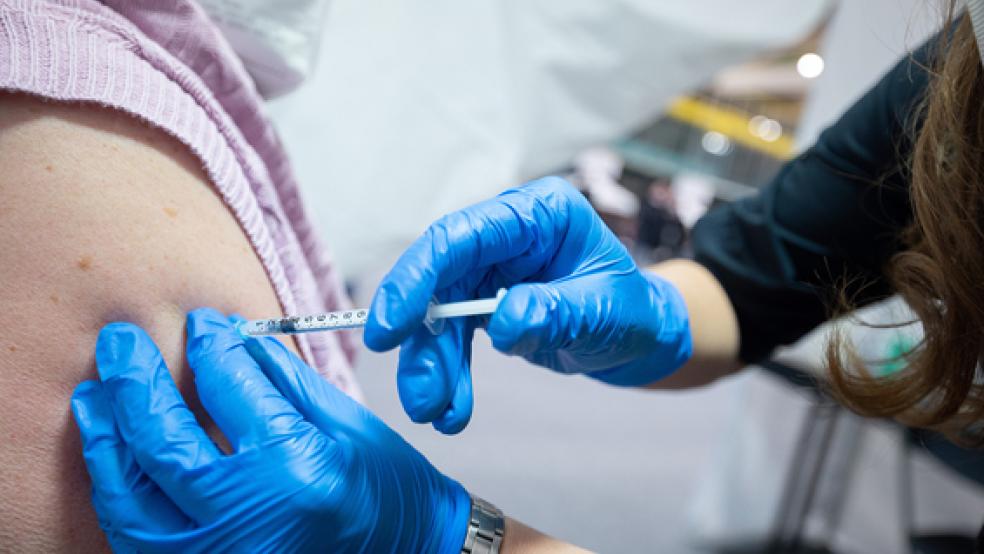 Die Ständige Impfkommission empfiehlt Auffrischimpfungen wegen der Omikron-Variante des Coronavirus bereits nach mindestens drei statt nach sechs Monaten.  © Foto: dpa