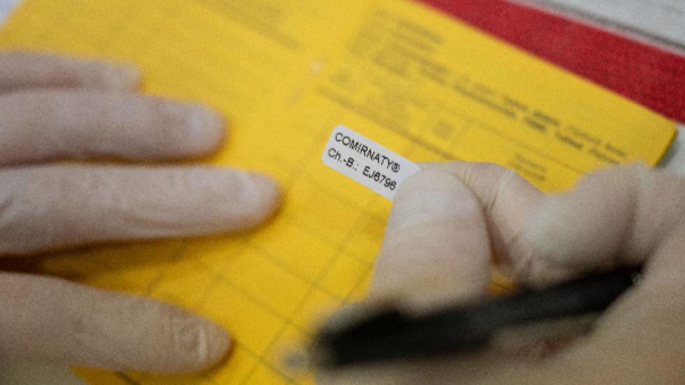 An der Echtheit von sieben Impfpässen von Werft-Beschäftigten bestehen Zweifel. Nun hat das Schiffbauunternehmen die Verfahren zur fristlosen Kündigung eingeleitet. © Foto: Murat (dpa/Symbolbild)