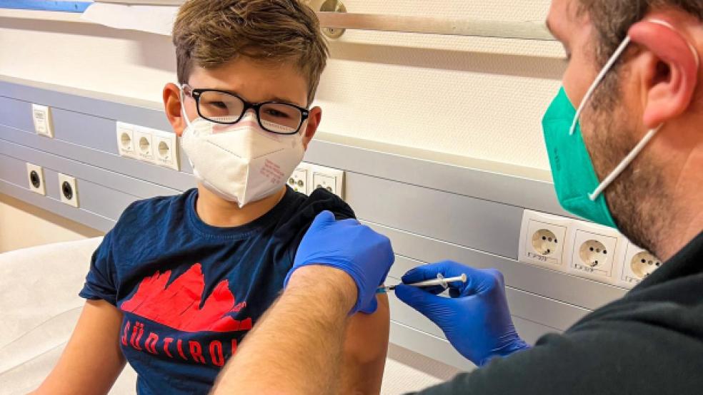 Im Marien-Hospital haben Corona-Impfungen für Kinder ab fünf Jahre begonnen. Erster Patient von Chefarzt Torsten Kautzky war der elfjährige Philipp Widarzik. © Foto: Marien Hospital