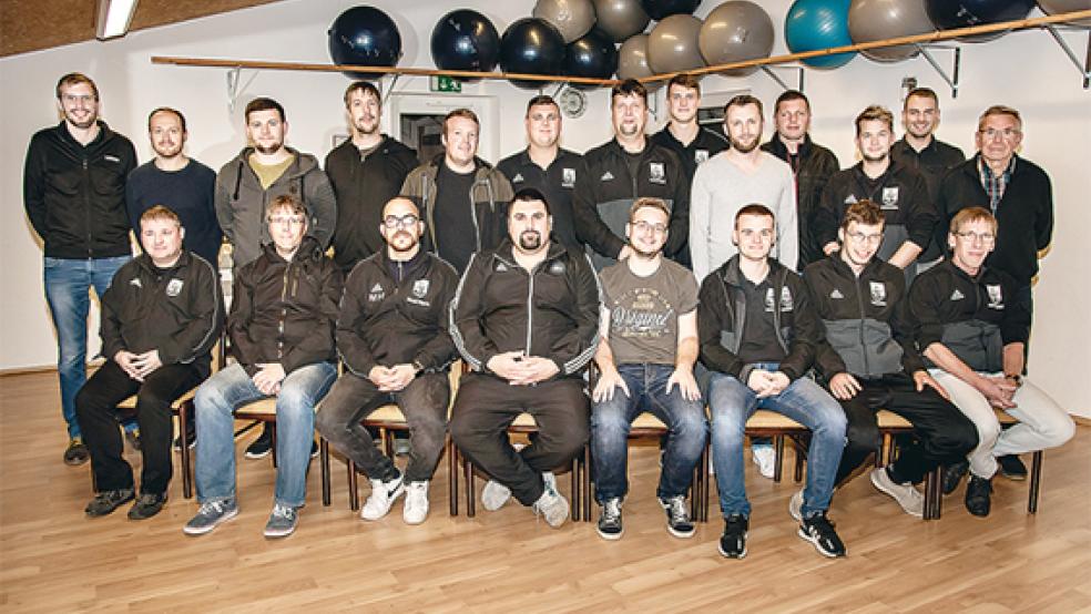 Die Schiedsrichter-Paten des NFV-Kreises Ostfriesland. Sascha Hinderks aus Möhlenwarf (obere Reihe, Fünfter von links) ist einer von insgesamt 22 Spielleitern, die diese neue Funktion übernehmen.  © Foto: NFV-Kreis Ostfriesland