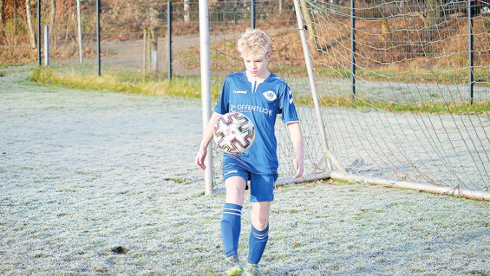 Vergangenheit und Gegenwart vereint: Im Dress des VfB Oldenburg hält Ben Röskens den Ball auf der Sportanlage in Möhlenwarf hoch. Bei den Sportfreunden hat Ben mit dem Fußballspielen angefangen.  © Foto: Born
